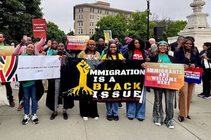Los demandantes, liderados por African Communities Together, impugnaron esta medida y alegaron violaciones procesales, constitucionales y de autoridad