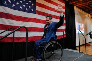 Los demócratas de Iowa apoyan a un exparalímpico en una contienda destacada por el Senado