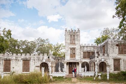Los Dennis se mudaron a Houston y arriesgaron todo para restaurar el castillo, atraídos por su valor histórico y el desafío único que representaba.