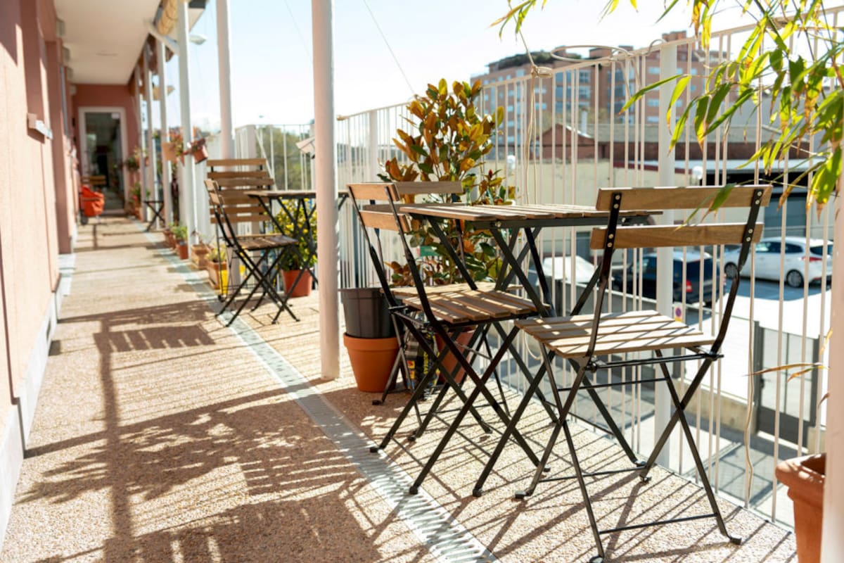 Los departamentos confluyen en un gran patio que fusiona el adentro y el afuera