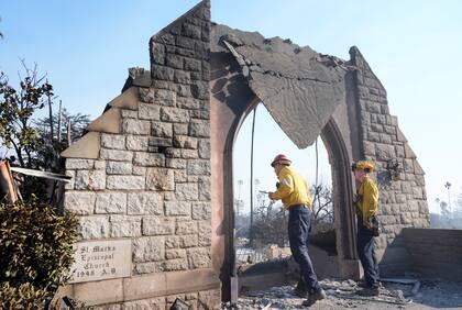 Los departamentos de bomberos de la ciudad y el condado están saturados, combatiendo incendios que han consumido más de 60 millas cuadradas de terreno (15.500 hectáreas) (AP Foto/Chris Pizzello)