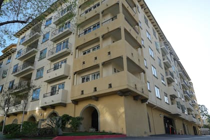 El HUD administra programas de vivienda pública y vales de alquiler para más de 5 millones de hogares en Estados Unidos