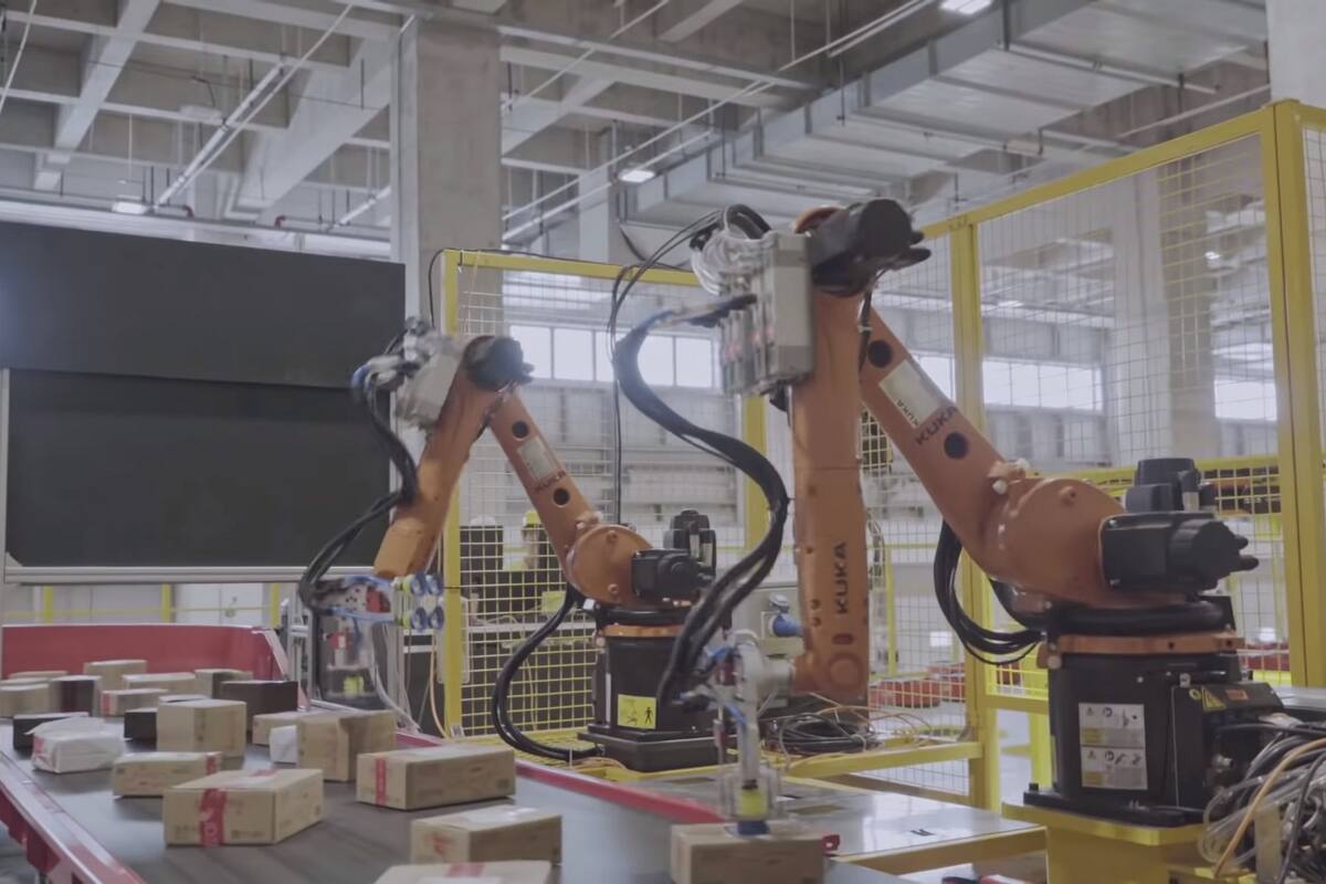 Los depósitos de la tienda minorista online JD.com automatizó toda su linea de logística con los brazos robóticos y sistemas de la firma japonesa Mujin