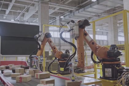Los depósitos de la tienda minorista online JD.com automatizó toda su linea de logística con los brazos robóticos y sistemas de la firma japonesa Mujin