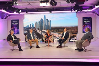 "Los desafíos del segmento ABC1", Ioram Amsel (ABV), Alejandro Furst (Landmark
Developments) e Ignacio Trabucchi (ATV arquitectos) y Marcos Juejati (Northbaires)