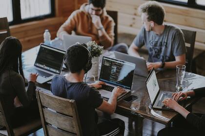 Los desarrolladores de software ocupan las primeras posiciones entre los empleos mejor pagados y más buscados de EE.UU.