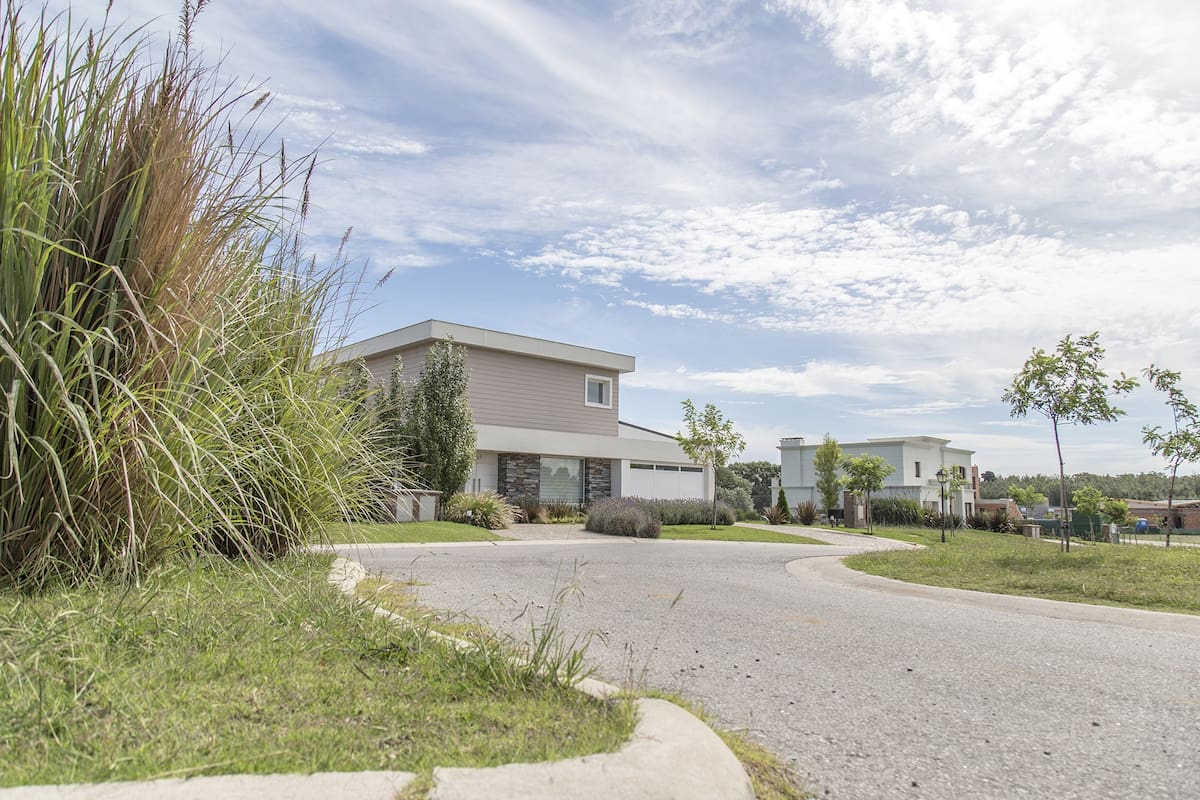 Los desarrolladores sostienen que: "construir una casa en un barrio cerrado hoy día cuesta la mitad que hace cuatro años"
