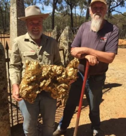 Los descendientes de John Deason y Richard Oates con la réplica de Welcome Stranger