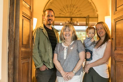 Los descendientes de Yolanda Carenzo: Facundo, Sofía y la mamá de ambos, "Pachi", anfitriones de la sala.