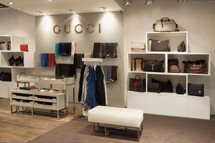 Los descuentos incluyen bolsos, bufandas, calzado y otros accesorios de Gucci. Foto: Archivo.