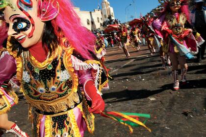 Los desfiles se apropian de las calles de Oruro durante el carnaval. Nacho Calonge