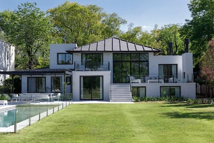 Los desniveles que caracterizan la arquitectura generan diferentes espacios para disfrutar al aire libre, como la pérgola de hierro y madera, el balcón de la suite y un estar exterior como expansión del living. El paisajismo es obra de Cecilia Deane.