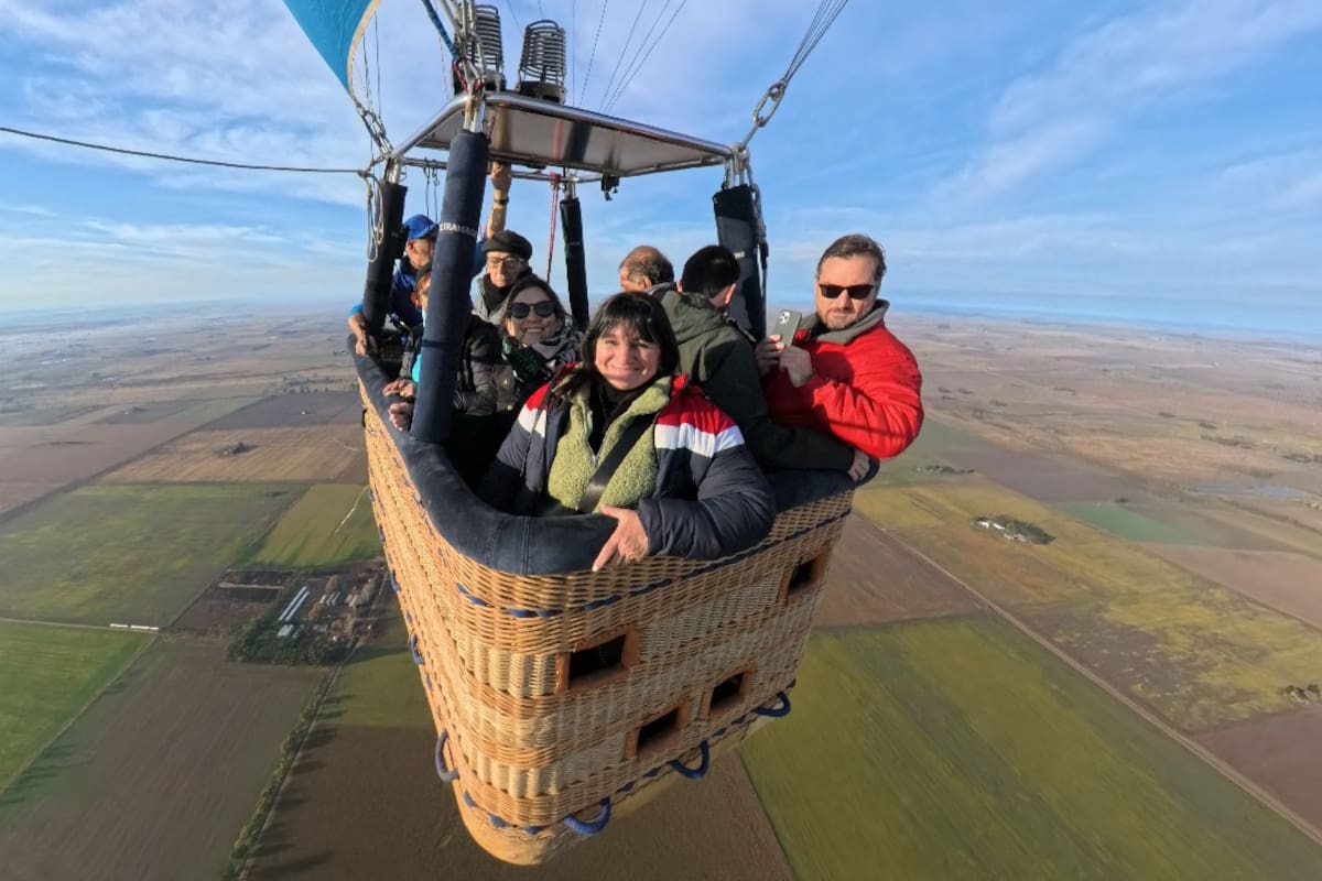 Los despegues de globos aerostáticos se realizan al amanecer o al atardecer, cuando los vientos se calman y el cielo ofrece las mejores condiciones para elevarse y volar como aquellos intrépidos aventureros