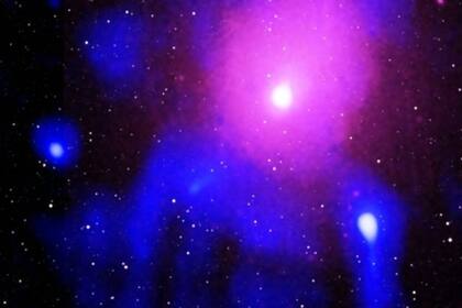 Los destellos rosas y blancos denotan la galaxia central y el agujero negro; el azul es la cavidad circundante