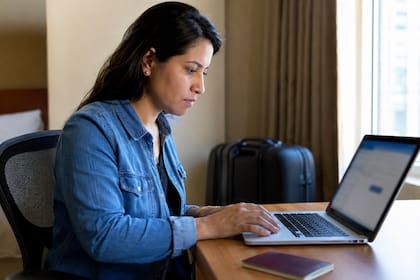 Los destinatarios pueden consultar su situación migratoria en el portal del Formulario I-94 o mediante la aplicación móvil CBP Link