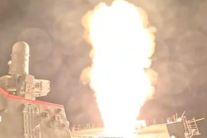 Los destructores de misiles guiados de la Sexta Flota de EE. UU. USS Cole (DDG 67) y USS Bulkeley (DDG 84) atacaron múltiples misiles balísticos iraníes en defensa de Israel desde el Mar Mediterráneo Oriental, el 1 de octubre de 2024.