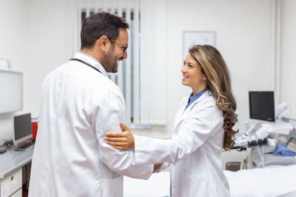 Los detalles de la ley SB 7016, que permitirá la inclusión de miles de inmigrantes legales graduados al sistema de salud de Florida