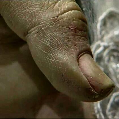 Los detalles de las manos de Pascualita, exhibida en una tienda de ropa llamada La Popular