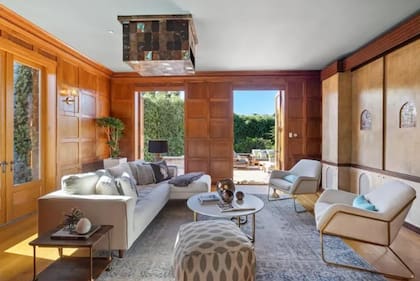 Los detalles originales se mantuvieron a lo largo de las renovaciones, como los suelos de madera de roble con cobre, bronce y hierro en el vestíbulo, hasta los techos con vigas y las puertas francesas que enmarcan la sala de estar.