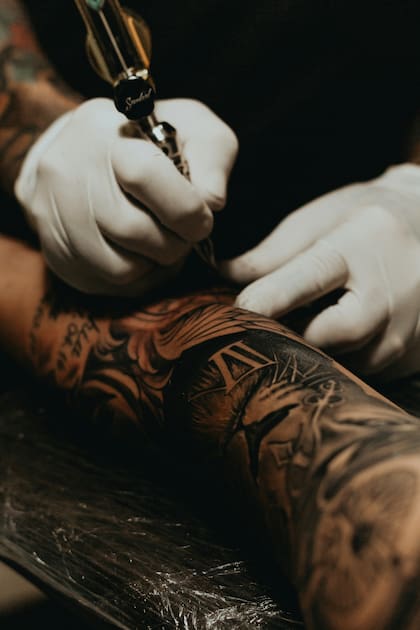 Los detalles sobre el impacto de los tatuajes en la solicitud de la green card