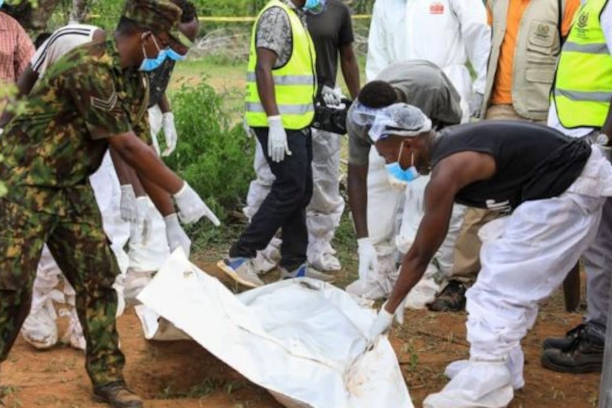 Los detectives y expertos forenses comenzaron a examinar el sitio el viernes (FOTO: EPA)