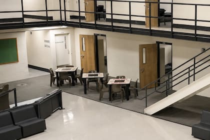 Los detenidos del ICE deben cumplir con labores estrictas de limpieza