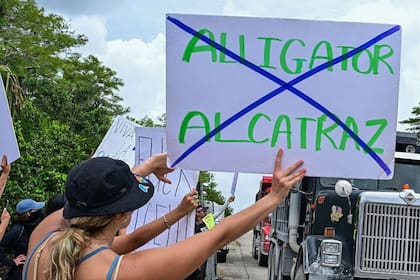 Los detenidos denunciaron a principio de este mes falta de comida, agua potable y presión para firmar documentos en inglés