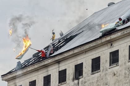 Los detenidos en la penitenciaría de Villa Devoto mantuvieron una violenta protesta en reclamo de beneficios judiciales por el coronavirus
