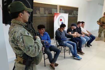 Los detenidos, en la Secretaría Nacional Antidrogas (Senad) de Paraguay