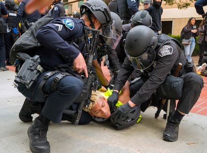Los detenidos enfrentan cargos federales en su contra, las autoridades siguen buscando a los prófugos