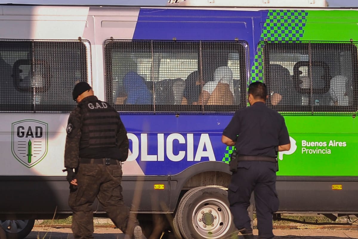 Los detenidos por el crimen de Báez Sosa, son trasladados para realizar la ronda de reconocimiento