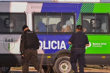 Los detenidos por el crimen de Báez Sosa son trasladados para realizar la primera rueda de reconocimiento