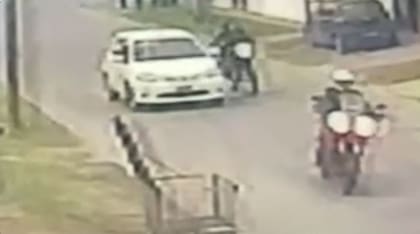 Los detenidos por el hecho son dos hermanos, de 18 y 19 años, que intentaron robarle la moto a la víctima.