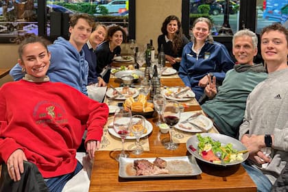 Los Di Tella, en familia y con amigos estos días en Rosairo, donde los hermanos brillaron en esgrima
