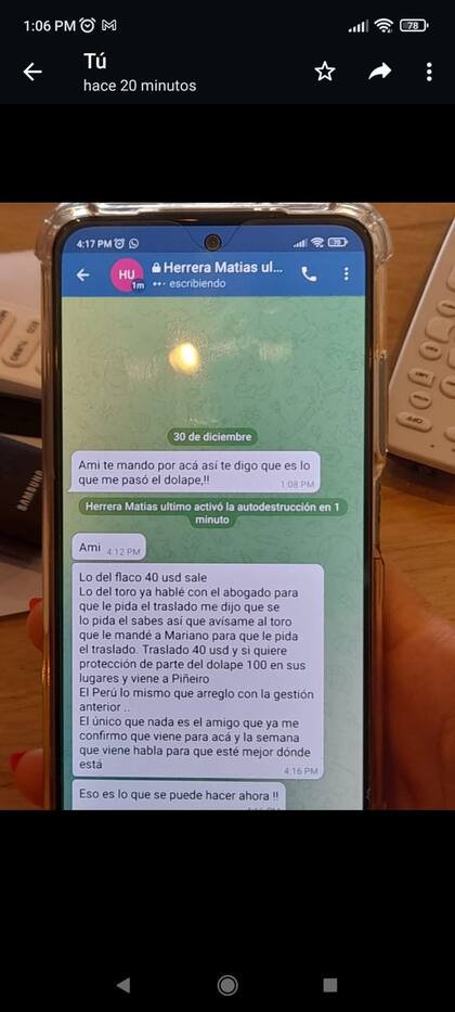 Los diálogos aportados a la justicia. Se trasluce, según la denuncia, que el supuesto intermediario del funcionario reclama 40.000 dólares para beneficiar a narcos.