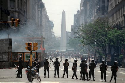 Efectivos de Infantería ven venir la manifestación que terminará en gravísimos enfrentamientos