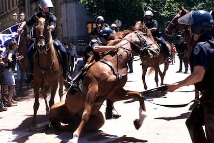 La policía intentó mantener despejada la Plaza de Mayo en las primeras horas del 20