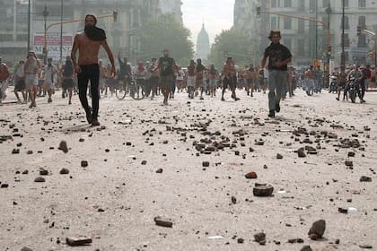 Columnas de manifestantes entran por Avenida de Mayo para intentar acceder a la plaza, que era defendida por la Policía Federal