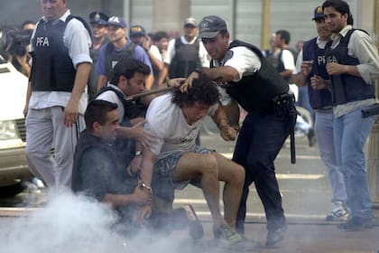 Escenas de violencia y confusión en las primeras horas del 20 de diciembre