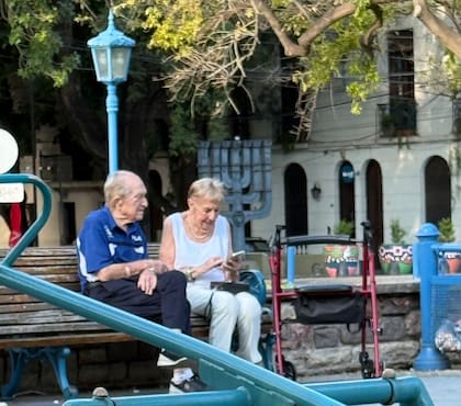 Los días de calor se sientan en la plaza para armar planes, como hicieron esta semana