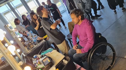 Los días de filmación sabían que había alguien en silla de ruedas y siempre había un productor con él, acá en maquillaje durante la filmación de una campaña.