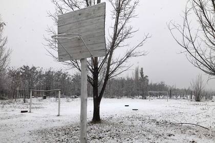 Los días de lluvia o de fuertes nevadas ningún alumno asiste a la Escuela Pridiliano Pueyrredón Nro 1377 de Colonia Jauregui, Mendoza. El camino de ingreso es de tierra y se vuelve intransitable