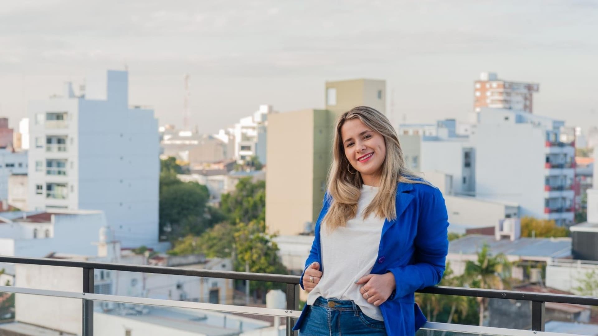 “Los días que no conseguía casa deambulaba con mi bicicleta por la costa. Las noches las pasaba en cualquier casa donde me alojaban, estuve así unos cinco meses", recuerda Danisa, a la distancia.