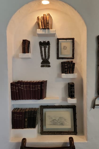 Los dibujos de Martens, en la biblioteca familiar que contiene diversas ediciones de La Araucana