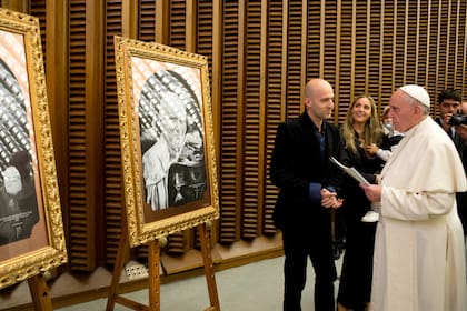 Los dibujos en lápiz de Juan XXIII y de Juan Pablo II que hizo el artista plástico Gustavo Masí estarán mañana sobre el sagrato de la Plaza San Pedro para acompañar la ceremonia solemne de canonización de los dos papas