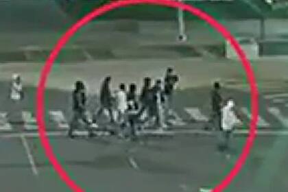 Los diez atacantes intentaron irse del lugar de los hechos en un colectivo