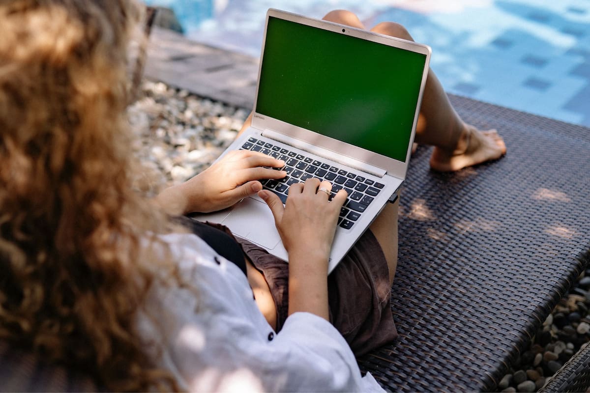 Los diez empleos mejor remunerados y menos estresantes para 2025 requieren que las personas tengan estudios superiores (Canva)