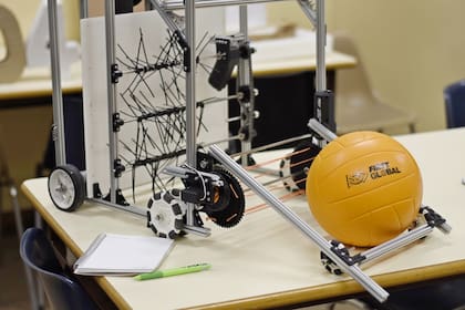 Los diferentes equipos deben conducir un robot, armado y programado por ellos mismos, que debe levantar pelotas (de distinto peso y tamaño), y colocarlas en diferentes estantes