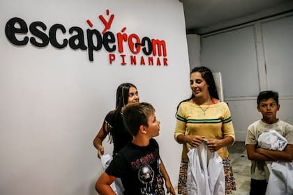 Los Digiambatista recién salidos de la sala del laboratorio, aprovecharon el plan familiar en un día de mucho viento en la playa