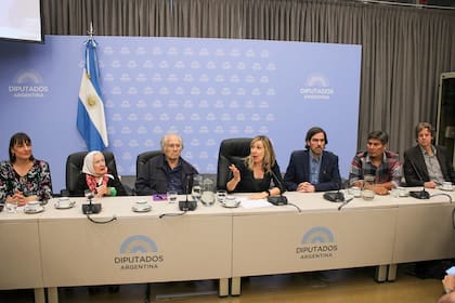 Los diputados de izquierda Romina Del Plá, Myriam Bregman, Nicolás Del Caño, Christian Castillo y Alejandro Vilca junto a Nora Cortiñas y Adolfo Pérez Esquivel